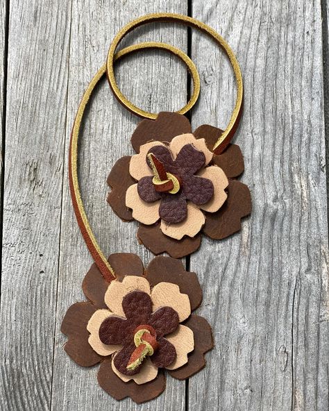 I normally don’t find brown flowers appealing but I kinda love these leather ones. Leather Key Holder Diy, Creative Bouquet, Diy Bag Charm, Tassel Making, Bead Purse, Leather Jewelry Making, Tassel Bag Charm, Bag Hardware, Flower Purses