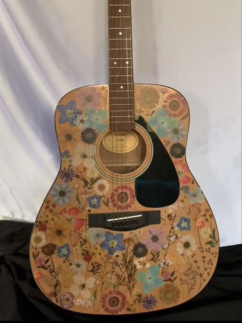 Aesthetic Guitars Acoustic, Painted Guitar Aesthetic, Acoustic Guitar Aesthetic Pictures, Diy Acoustic Guitar, Guitar Designs Acoustic, Cool Acoustic Guitar Designs, Pretty Acoustic Guitars, Acoustic Guitar Design Ideas, Aesthetic Guitar Acoustic