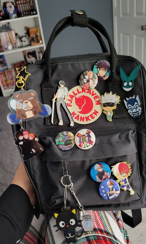 Mochila Kpop, قلادات متدلية, Anime Bag, Anime Pins, Stylish School Bags, Aesthetic Backpack, Otaku Room, Inside My Bag, Aesthetic Bags