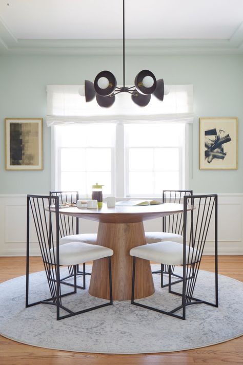 BM North Shore Green 456 Classic Wall Paint, Best Green Paint Colors, Dark Moody Bedroom, Orlando Soria, Breakfast Room Green, Room Decor Table, Green Dining Room, Moody Bedroom, The World Of Interiors