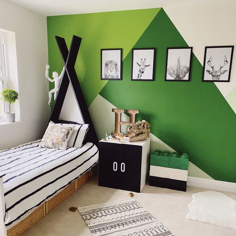 Children's green bedroom with an animal theme. Kids Green Bedroom Ideas, Green Childs Bedroom, Boy Green Bedroom, Blue And Green Boys Bedroom, Boy Bedroom Wall Ideas, Green Bedroom Kids, Boy Bedroom Paint Ideas, Boys Paint Colors Bedroom, Green Kids Room Boys