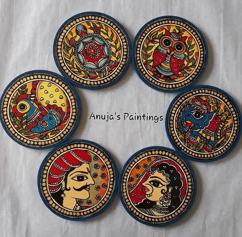 Circular Madhubani Painting, Madhubani Wall Plates, Clay Plate Painting Ideas Indian, Madhubani Coaster Designs, Round Madhubani Art, Small Mdf Board Painting Ideas, Madhubani Coasters, Coster Painting Diy, Polo Forest