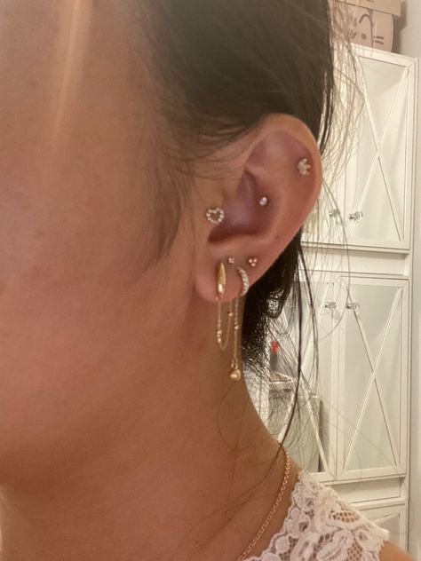 Perfect Earring Stack, Earring Stacks Both Ears, Gold Piercing Ideas, Dainty Piercings Ears Minimalist Jewelry, Eat Piercing Stack, Eat Stacking Ideas, Piercings On Small Ears, Cute Earring Combos, Ear Ring Stack