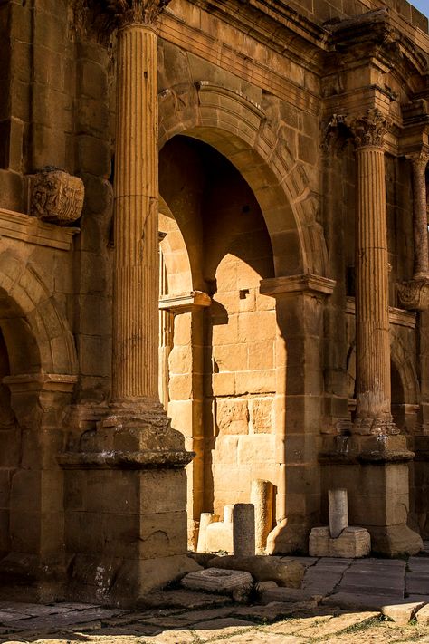 Arch of Trajan. Timgad-Roman ruins in Algeria, was founded as a military colony by the emperor Trajan around 100 CE. Roman Ruins Aesthetic, Roman Arch, Historic Interiors, Landscape Study, Algerian Culture, Antique Architecture, Temple Ruins, Roman Ruins, Roman Architecture