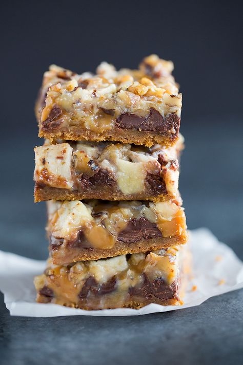 A stack of four caramel apple magic bars. Raclette Originale, Best Apple Recipes, Caramel Apple Bars, Brown Eyed Baker, Caramel Chocolate Chip Cookies, Apple Bars, Magic Bars, Chocolate Chip Cookie Bars, Salted Caramel Chocolate