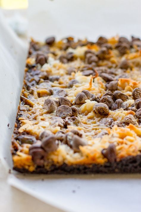 Shortcut Samoa cookie bars | Chocolate chips, caramel sauce, coconut, and an Oreo crust make an easy at-home version of the classic Girl Scout cookie. Pie, Samoa Cookie Bars, Samoas Recipe, Samoa Cookie, Samoa Cookies, Caramel Coconut, Bars Chocolate, Dessert Recipies, Monster Cookie