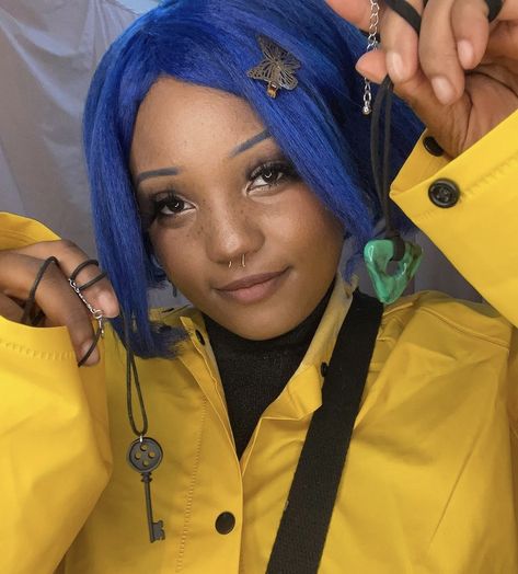 Coraline Inspired Makeup, Coraline Makeup Looks, Black Coraline, Coraline Cosplay, Enby Outfits, Coraline Makeup, Trio Halloween Costumes, Fantasias Halloween, Dream Hair