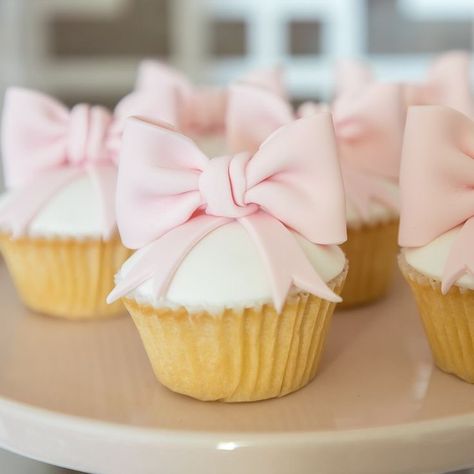 Cupcakes With Bows, Coquette Cupcakes, Cupcakes Decoration Fondant, Pink And White Cupcakes, Mud Cupcakes, Bow Cookies, Burnt Butter, Bow Cupcakes, Butter Cakes