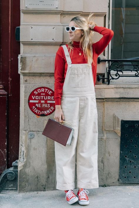 gardening outfits red sweater overalls White Overalls Outfit, Gardening Outfits, White Dungarees, Style Salopette, Jumpsuit Denim, White Overalls, Style Overalls, Friday Outfit, Overall Outfit