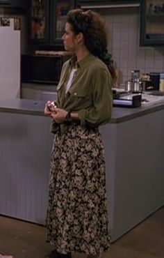 Iconic Elaine Benes Outfits, Early 90s Womens Fashion, Elaine Benes Halloween Costume, 90s Classic Style, Elaine Benes Costume, 90s Floral Dress Outfits, 90s Sitcom Outfits, Elaine Benes Style, Elaine Outfits