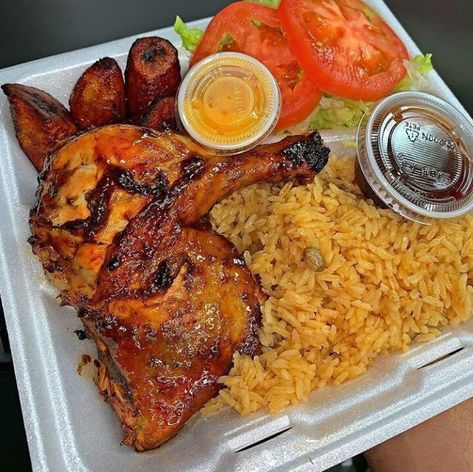 Arroz con Guandules, Pollo al Horno, platanos maduros y ensalada verde Pollo Tropical, Salvadorian Food, Tropical Food, Dominican Food, America Food, Couscous Recipes, Soul Food Dinner, Catering Ideas Food, Hispanic Food