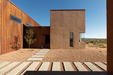 Desert Home Exterior, Modern Adobe House, House In The Desert, Modern Adobe, Adobe Architecture, Adobe Interior, Adobe Home, New Mexico Homes, Mexico House