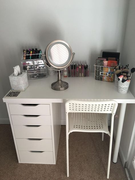 Simple Makeup Desk, Clean Makeup Vanity, Makeup Setup Ideas, Desk Setup Makeup, Makeup Setup In Bedroom, Small Vanity Set Up, Gaming And Makeup Desk, Makeup Desk Organization Ideas, Vanity Organizing Ideas