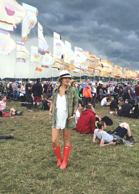 Glastonbury Festival Fashion, Rain Boots Outfit, Rain Boot Outfit, Red Hunter Boots, Red Hunter, Hunter Wellies, Look Festival, Summer Music Festivals, Red Rain