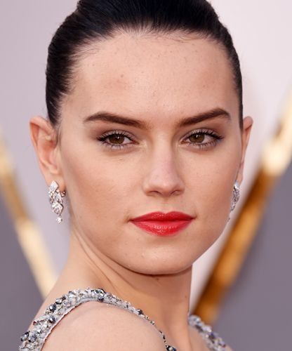 One of the under-reported plights of the modern celeb is the constant bombardment with viral invitations to formal dances. Rey Daisy Ridley, Academy Awards Red Carpet, Celebs Without Makeup, Oscars 2016, Red Carpet Hair, Oscar Fashion, Westminster London, Daisy Daisy, The Orient Express