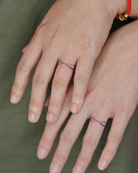 Infinity Ring Tattoo, Ring Tattoo Designs, Wedding Band Tattoo, Cute Finger Tattoos, Tiny Heart Tattoos, Band Tattoos, Wedding Ring Tattoo, Tattoo Wedding Rings, Ring Finger Tattoos