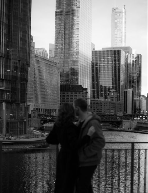 Chicago Aesthetic Couple, Couple In Chicago, Couple Nyc Aesthetic, Couple Photoshoot Ideas City, City Night Engagement Photos, Couple Poses City, Couple City Aesthetic, Chicago Couple Pictures, Black And White Couple Aesthetic