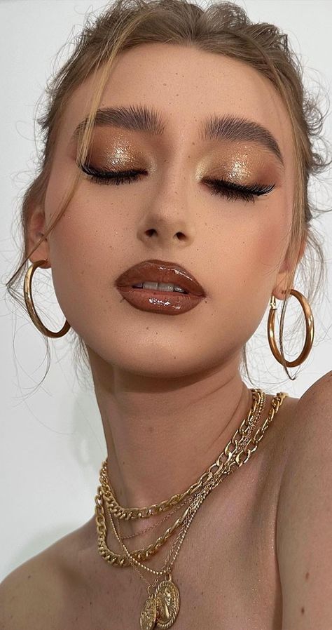 Leo Makeup Looks, Leo Rising Aesthetic Makeup, Taurus Venus Makeup, Leo Venus Makeup, Make Up Glam Look, Saggitarius Rising Makeup, Golden Dress Makeup Look, Makeup For Golden Dress, Taurus Rising Makeup