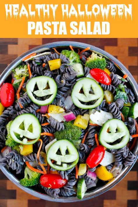 Healthy Halloween Pasta Salad - a lighter Halloween party recipe that's festive and fun to make! #halloweenfood #halloweenrecipes #halloweentreats Halloween Pasta Salad, Menu Halloween, Resep Sandwich, Halloween Pasta, Healthy Halloween Food, Halloween Food Dinner, Resep Pasta, Halloween Fest, Resep Salad