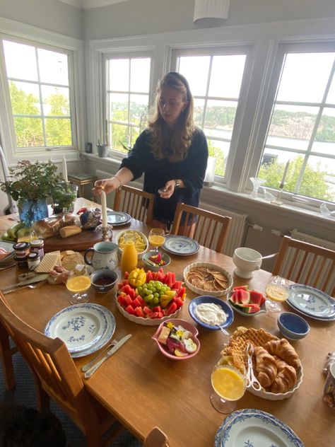 #brunch #food #friends #stockholmstil #breakfeast Brunch Friends Aesthetic, Brunch Sleepover, Brunch Aesthetic Friends, Brunch With Friends Aesthetic, At Home Brunch Ideas, Brunch Friends, Friends Breakfast, Friends Brunch, Apartment Party