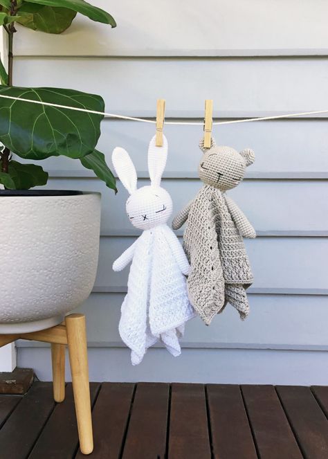 PATRÓN GRATIS Mantas de Apego para Bebes en crochet - Crochetisimo Bear And Bunny Lovey Blankets, Jay Crochet, Lovey Blanket Pattern, Dreamcatcher Crochet, Bear And Bunny, Crochet Baby Projects, Amigurumi Design, Bear Lovey, Crochet Wear