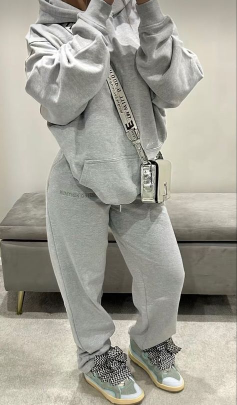 Sweats And Sneakers Outfits, Grey Sweatsuit Outfits Women, Two Piece Sweat Suit Outfit, Winter Outfits Uk, Grey Outfit Aesthetic, Lanvin Sneakers Outfit, Outfit Ideas Comfy Casual, Sweatsuit Outfits, Grey Tracksuit