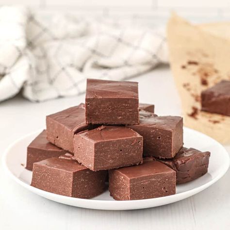 Easy 5 Minute Microwave Fudge - Lana's Cooking Chinese Chews, Microwave Fudge Recipe, Milk Chocolate Fudge, Easy Fudge, Nutella Fudge, Traditional Bar, Microwave Fudge, White Chocolate Fudge, Coconut Cheesecake