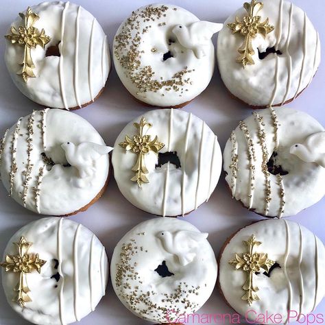 Dee Camarena on Instagram: “✨First Communion✨ #donuts #chocolatedonuts #fancydonuts #firstcommunion #baptism #communion #treats #desserts #goldwhitetheme #goldcross…” Communion Desserts, 1st Holy Communion Party Ideas, Baptism Dessert Table Ideas, First Communion Food, Baptism Dessert Ideas, Communion Dessert Table, First Communion Ideas, First Communion Desserts, First Communion Dessert Table