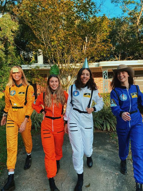 Among Us Group Costume, Group Space Costume Ideas, Among Us Halloween Costume Diy, Amongus Costume, Halloween Space Costumes, 6 People Costume Ideas, Costume For 4 People Group, Space Costume Ideas, Among Us Halloween Costume