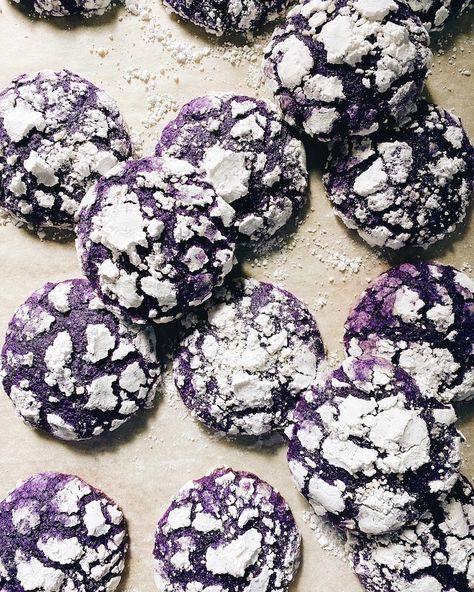 Ube crinkle cookies are a beautiful, Filipino-American twist on the classic crinkle cookie! Ube is a purple yam frequently used in Southeast Asian desserts. It is naturally purple in color, with a subtle flavor that tastes like both pistachio and vanilla. These ube crinkle cookies get their vibrant color and flavor from both ube halaya jam and ube extract! Ube Crinkles Cookies Recipe, Ube Crinkle Cookies, Ube Cookies, Blackberry Cupcakes, Chocolate Chip Bread Recipe, Crinkle Cookies Recipe, Chocolate Crumbs, Blackberry Recipes, Chocolate Chip Bread