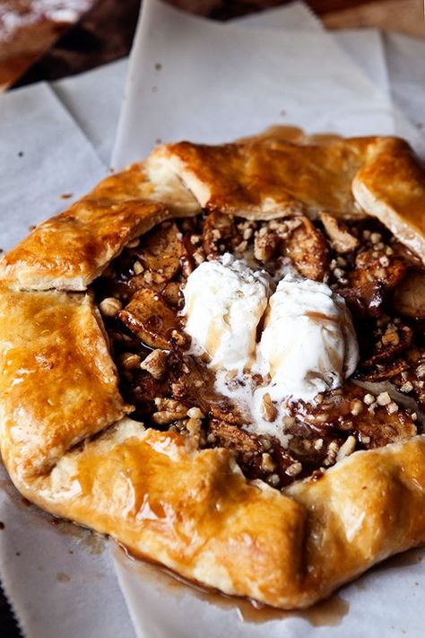 Rustic Dessert, Apple Galette, Galette Recipe, Cinnamon Apple, Maple Glaze, Sweet Pie, Recipes Dessert, Apple Desserts, Köstliche Desserts