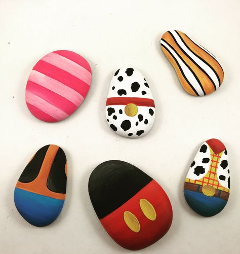 Disney rocks Cute And Easy Rock Painting Ideas, Toy Story Rock Painting, Cute Simple Rock Painting Ideas, Painted Rocks Preppy, Rock Painting Ideas Characters, Mini Rock Painting Ideas, Disney Painted Rocks Easy, Stitch Rock Painting, Disney Rock Art