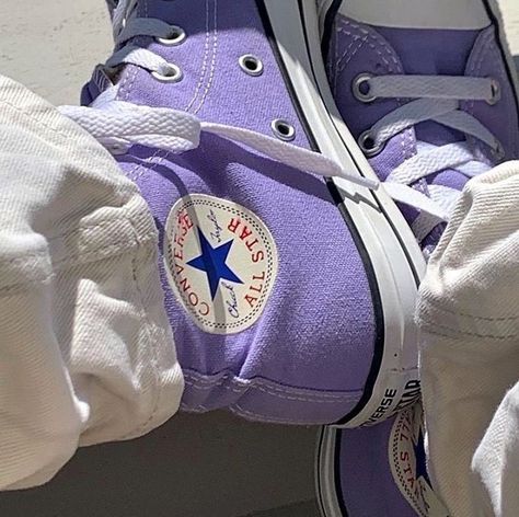 𝘈𝘮𝘪𝘳𝘢 ❊ on Twitter: "Grateful for every new morning 🤍 https://t.co/duYNNzH8pl" / Twitter Purple Converse Aesthetic, Crayon Shoes, All Star Aesthetic, Boty Converse, Converse Aesthetic, Purple Converse, Cute Converse, Nike Tennis, Shoe Inspo