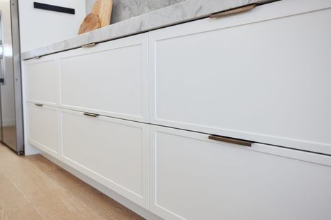 TV presenter Allison Langdon's stunning new kitchen - The Interiors Addict Kinsman Kitchen, White And Timber Kitchen, Tv Cabinet Designs, Tv Cabinet Design, Cabinet Designs, Shaker Kitchen Cabinets, Kitchen Door Handles, Laundry Design, Wardrobe Makeover