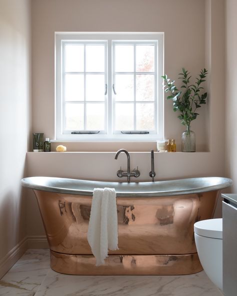 C.P. Hart on Instagram: “Proving that contemporary and traditional can be put together in the same room, this customer chose a copper, bateau style bathtub that…” Bathroom Bathtub Ideas, Copper Soaking Tub, Vintage Clawfoot Tub, Bathtub Ideas, Sunken Tub, Portable Bathtub, Cast Iron Bath, Tiny House Exterior, Copper Tub