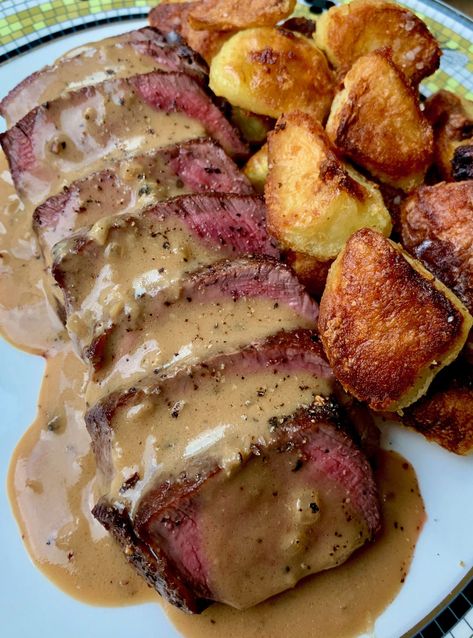 Peppercorn Cream Sauce, Seared Filet Mignon, Meat And Potatoes, Peppercorn Sauce, Idee Pasto, Beef Tenderloin, Deilig Mat, Idee Pasto Sano, Beef Dinner