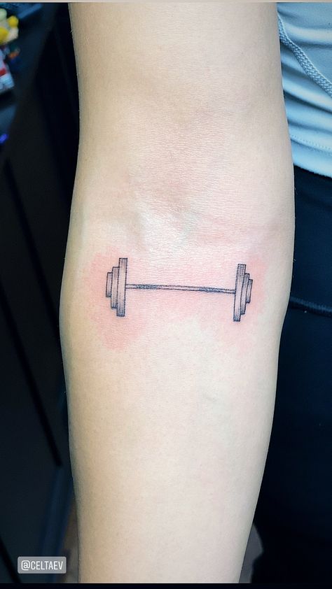 Straight line barbell tattoo Traditional Barbell Tattoo, Small Barbell Tattoo, Barbell Tattoo Weightlifting, Barbell Tattoo Ideas, Powerlifting Tattoo Ideas, Weight Tattoo Fitness, Fitness Tattoos For Women, Barbell Tattoo Women, Crossfit Tattoo Women