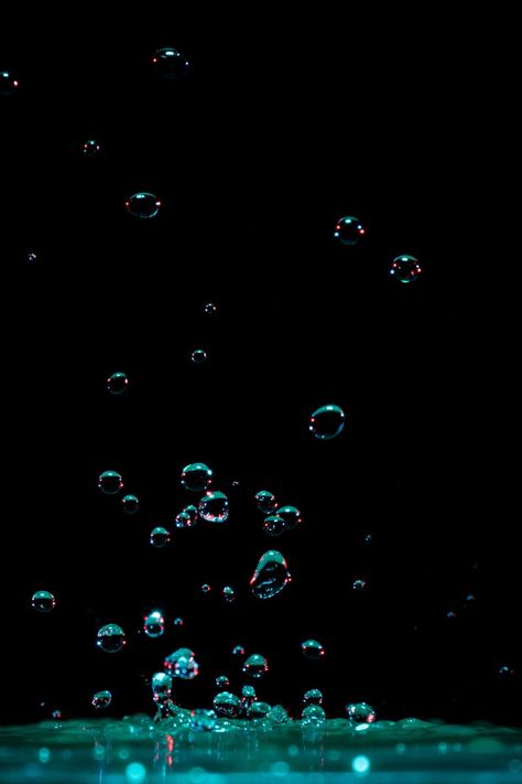 Close-up of Water Splashing Against Black Background Black Light Background Images, Black Background Images Wallpapers, Black Background Images For Editing, Black Image Background, Lite Background, Call Background, Amoled Wallpaper, Background Water, Splash Background