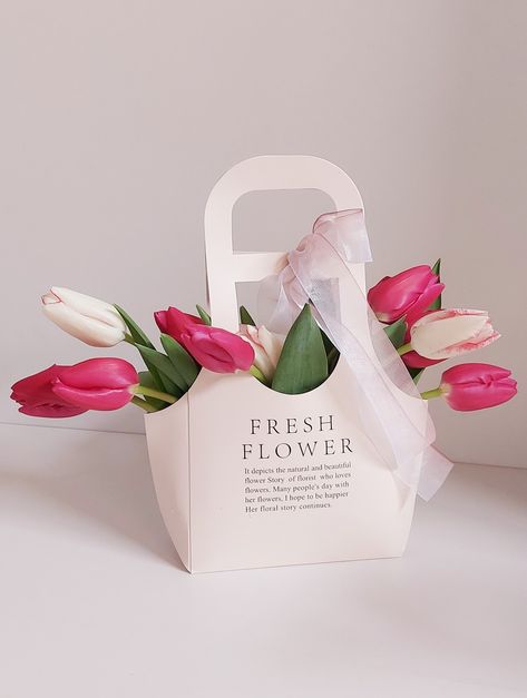 Gift Bag Flower Arrangement, Bag Bouquet, Paper Bag Flowers, Tulips Bouquet, Sustainable Gift Wrap, Bouquet Bag, Flower Shop Design, Felt Flower Bouquet, Tulips Arrangement