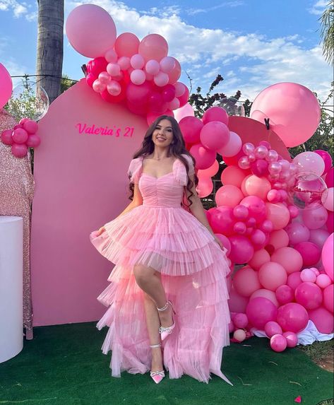 Pink Dress Photoshoot Ideas, 16 Bday Dress, Pink Barbie Dress For Women, 16th Birthday Dress Ideas, Birthday Gown Ideas, Bday Dress Outfit, Pink Dresses For Birthday, Birthday Dress 16, Sweet 17 Birthday Ideas Dress