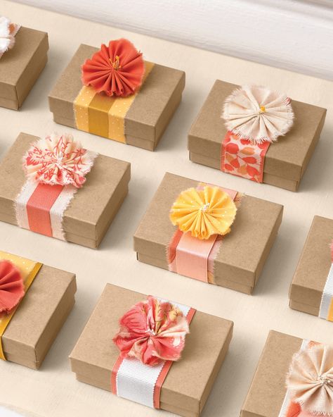 Do guests a favor and present them with tokens of affection that you’ve planted inside these petite flower-topped boxes. Wrap each small box with a belt of layered ribbons or a strip of woven fabric, and cap it off with a single fabric blossom. Brown Paper Packages, Cadeau Diy, Ribbon Wrap, Diy Wedding Flowers, Wedding Wraps, Diy Wedding Favors, Pretty Packaging, Wedding Fabric, Wrapping Ideas