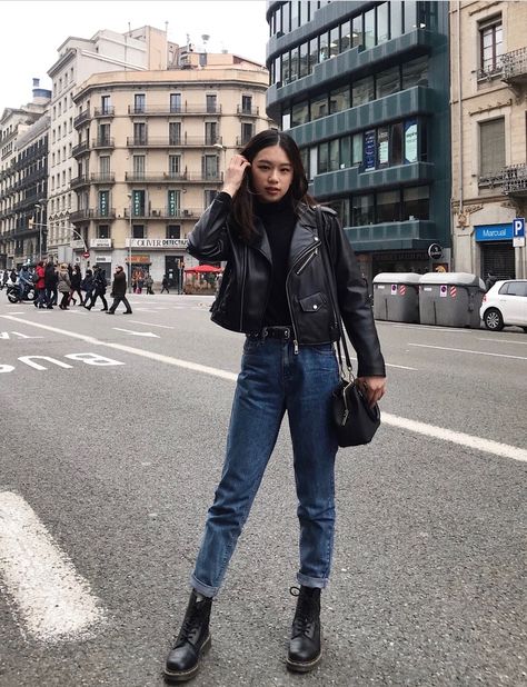 Classy Trendy Outfits, Trendy Outfits Inspiration, Converse Outfits, Leather Jacket Outfits, Autumn Outfits, Combat Boot, Winter Trends, Black Turtleneck, 가을 패션