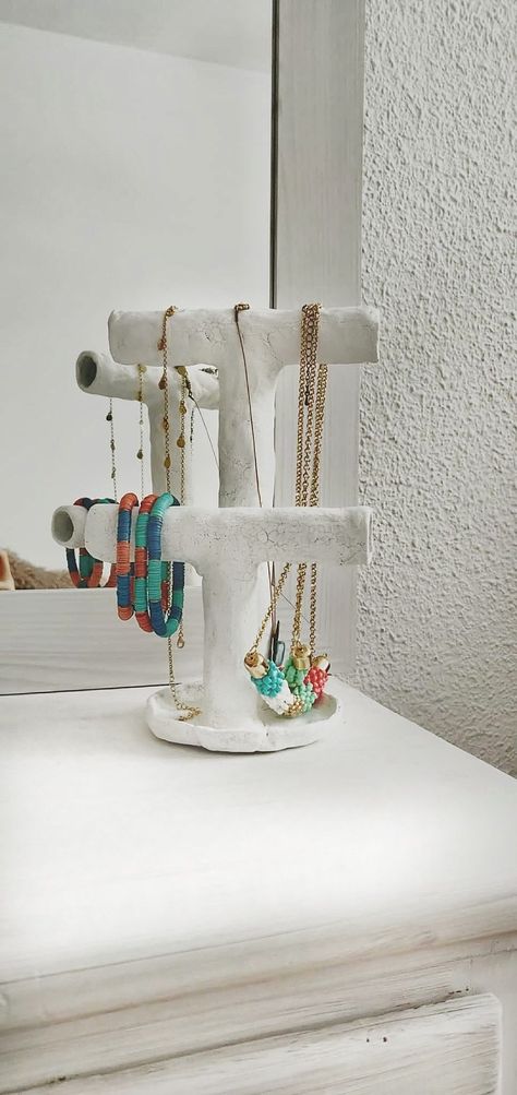 Bracelets Holder Diy, Clay Art Necklace Holder, Simple Clay Jewelry Holder, Aesthetic Jewellery Holder, Clay Crafts Necklace Holder, Diy Air Dry Clay Jewelry Holder, Clay Bracelet Holder Diy, Clay Jewellery Holder Aesthetic, Clay Sculpture Jewelry Holder