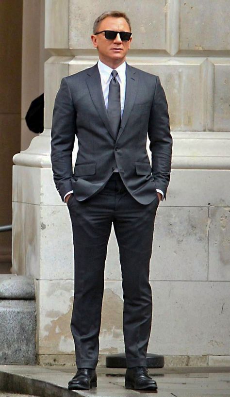 Wearing a charcoal grey suit with a white shirt and a dark grey tie. Finishing the outfit with black derby shoes. Charcoal Suit Wedding, Grey Suit White Shirt, Formal Suits Men, Grey Suit Wedding, Grey Suit Men, Dark Gray Suit, Charcoal Gray Suit, Suit Combinations, Suit Man