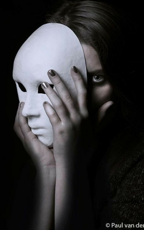 Unseen Photography, Mask Photography, Dark Portrait, White Mask, Creative Portrait Photography, Conceptual Photography, Foto Art, Dark Photography, Creative Portraits