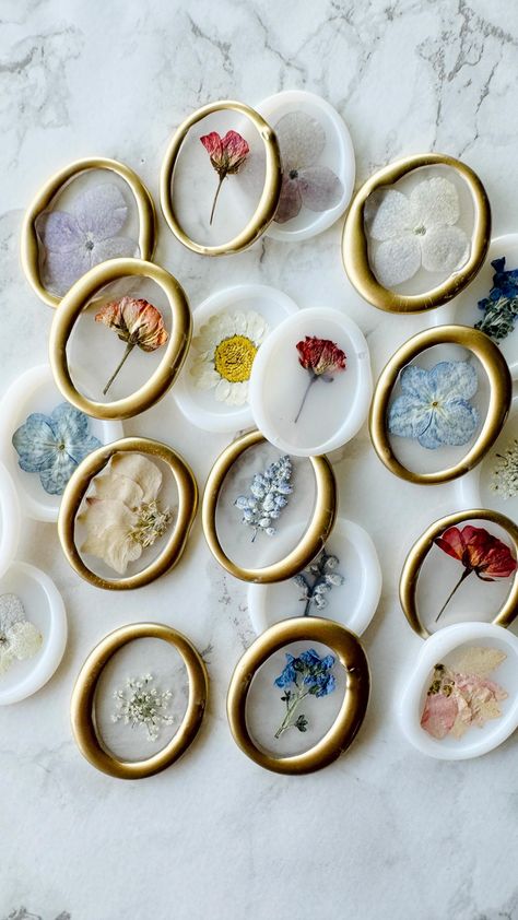 Betsy Goodman | Lettering & Wax Seal Artist | Frame hot glue seals. Yes or no!? These framed floral seals are… 😍 These seals are made with hot glue and there’s one tip that you… | Instagram Wax Seals Diy, Yes Or No, Wax Seal, Hot Glue, Wax Seals, Seals, Glue, Wax, Frame