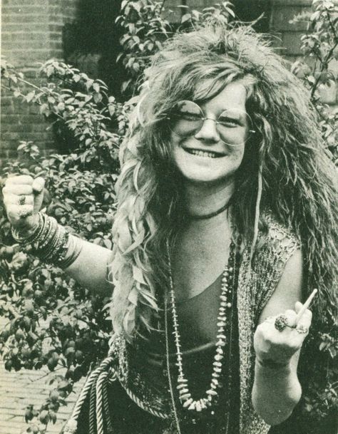 The greatest white female rock singer of the 1960s, Janis Joplin was also a great blues singer, making her material her own with her wailing,… Me And Bobby Mcgee, Acid Rock, Chelsea Hotel, Joan Baez, Mode Hippie, Joe Cocker, Random Images, Estilo Hippie, Musica Rock