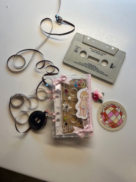 Cassettes Aesthetic, Casette Aesthetic, Cassette Tape Diy, Cassette Tape Art Diy, Diy With Cassette Tapes, Diy Cassette, How To Make A Mixtape Cassette, Music Cassette Aesthetic, Cassette Tape With Headphones