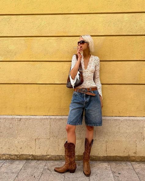 Traje Cowgirl, Botas Western, Look Grunge, Downtown Outfits, Cowboy Outfits, Cowgirl Outfits, Mode Inspo, Country Outfits, Mode Vintage