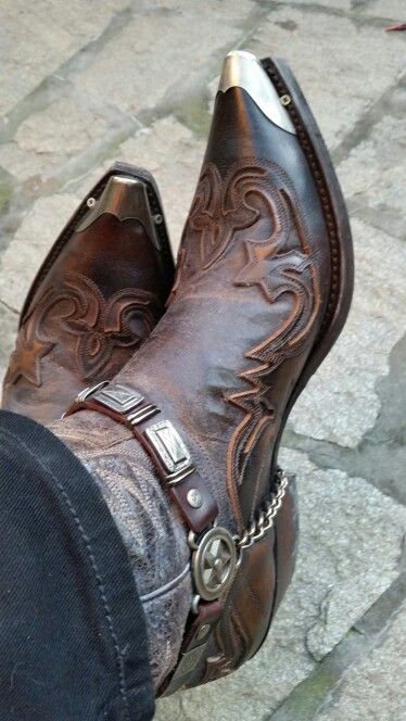 :)) Cowboy Boots And Jeans, Boots And Jeans, Custom Cowboy Boots, Boot Chains, Cowboy Aesthetic, Cowboy Shoes, Bota Country, Cowboy Outfits, Mens Cowboy